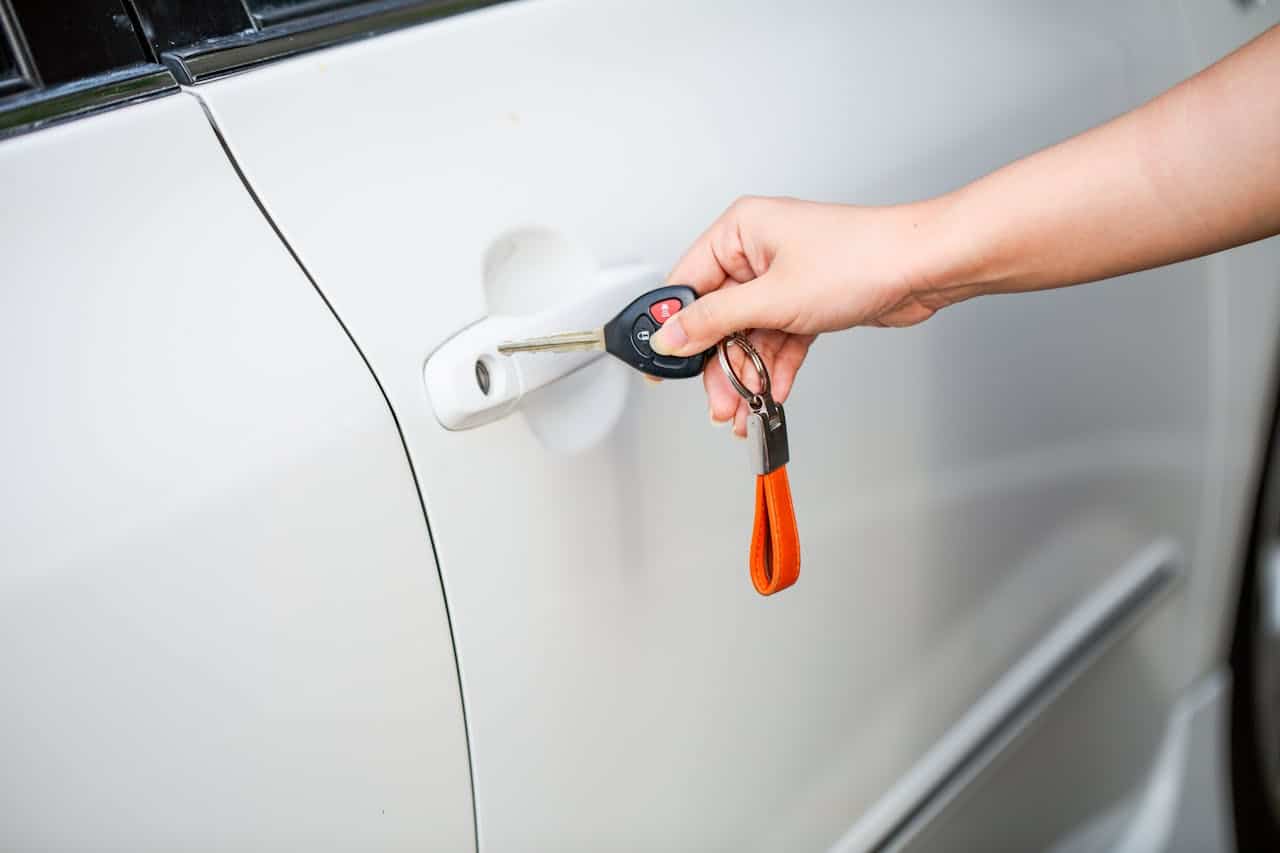 ¿Cómo abrir un coche si se quedan las llaves dentro?